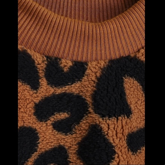 Leopard Print Pet Sweatshirt 🤎🐾 - Picture 4 of 7
